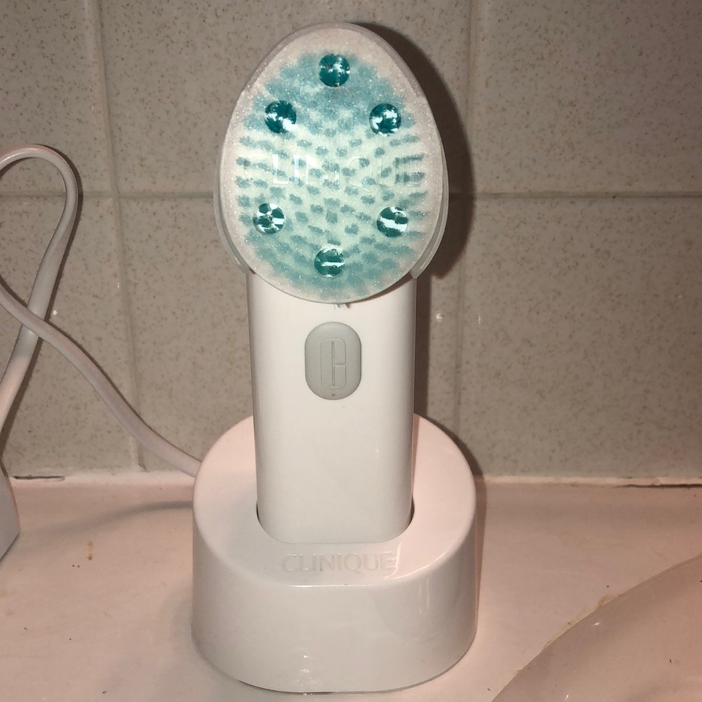 Clinique vibrating cleansing brush
